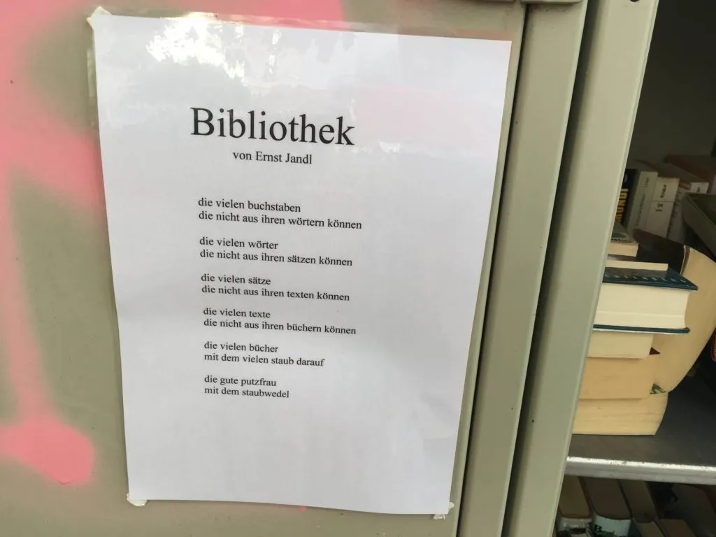 Gedicht «Bibliothek» von Ernst Jandl an einem neuen öffentlichen Buchregal in Saarbrücken (Quelle: immerlesen.de)
