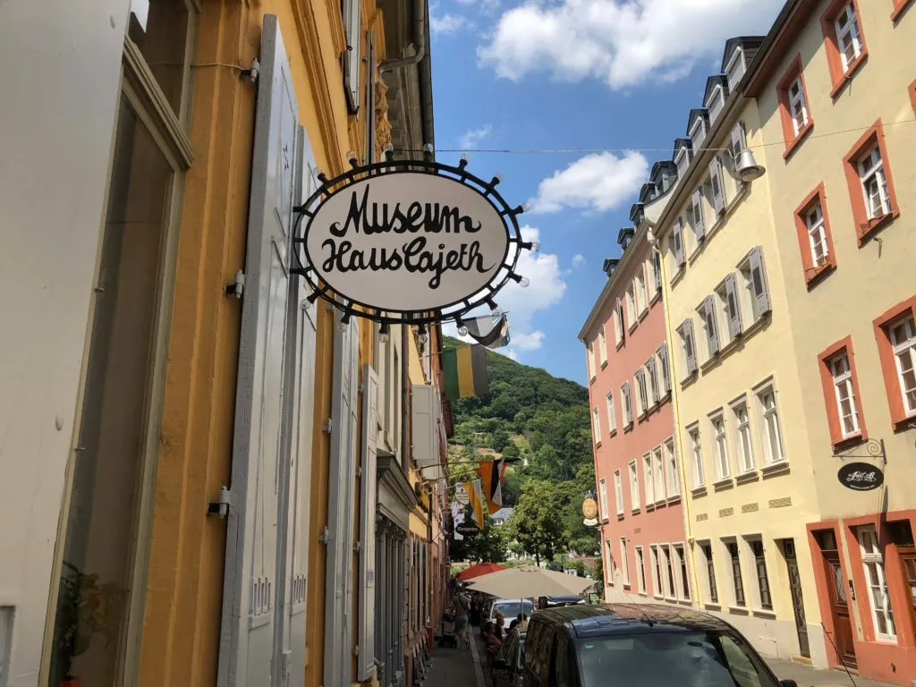 Haus Cajeth: Eingangsschild