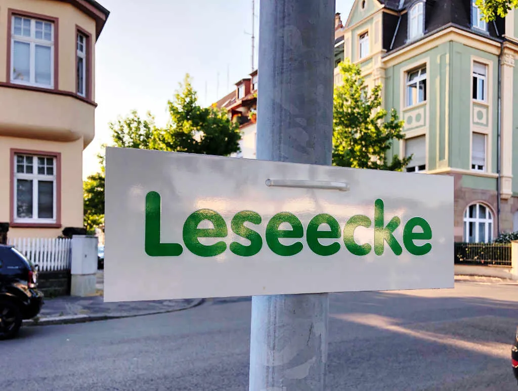 Öffentlicher Bücherschrank an der Ladestation in der Heinrich-Böcking-Straße