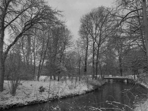Brücke im Weimarer Park im Winter