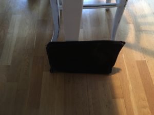 Aktentasche am Kartentisch